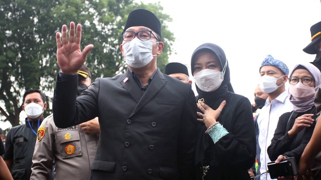 Gubernur Jawa Barat Ridwan Kamil (kiri) beserta istri Atalia Praratya (kanan) memberikan ucapan terimakasih kepada awak media sebelum bertolak ke Bandung di kawasan kargo jenazah Bandara Soekarno Hatta, Tangerang, Banten, Minggu (12/6/2022). Foto: Muhammad Iqbal/ANTARA FOTO