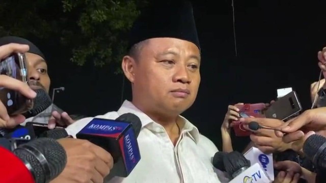 Wakil Gubernur Jawa Barat Uu Ruzhanul Ulum memberikan keterangan di Gedung Pakuan, Bandung, Jawa Barat, Minggu (12/6/2022). Foto: Dok. Istimewa