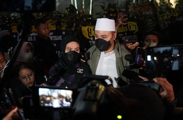 Kartika Putri dan Habib Usman di Gedung Pakuan, Bandung, Jawa Barat, Minggu (12/6/2022). Foto: Jamal Ramadhan/kumparan