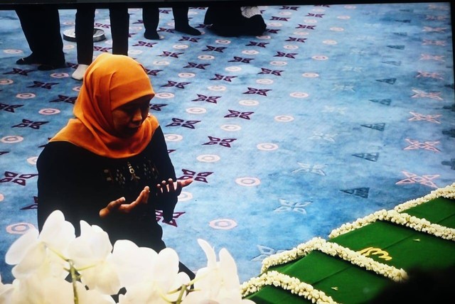 Gubernur Jawa Timur Khofifah Indar Parawansa berdoa di depan jenazah Emmeril Kahn Mumtadz yang disemayamkan di Gedung Pakuan, Bandung, Minggu (12/6/2022).  Foto: Jamal Ramadhan/kumparan