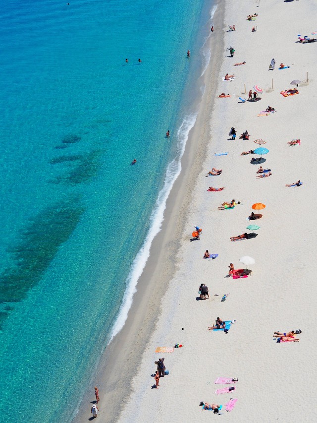 Tiket Pantai Karanggongso, Foto: Unsplash/Niklas Ohlrogge.