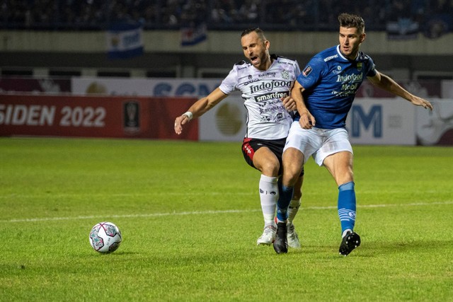 Pemain Persib Bandung Nick Kuipers berebut bola dengan pemain Bali United FC Ilija Spasojevic pada pertandingan Group C Piala Presiden 2022 di Stadion Gelora Bandung Lautan Api, Bandung, Jawa Barat, Minggu (12/6/2022).  Foto: M Agung Rajasa/ANTARA FOTO