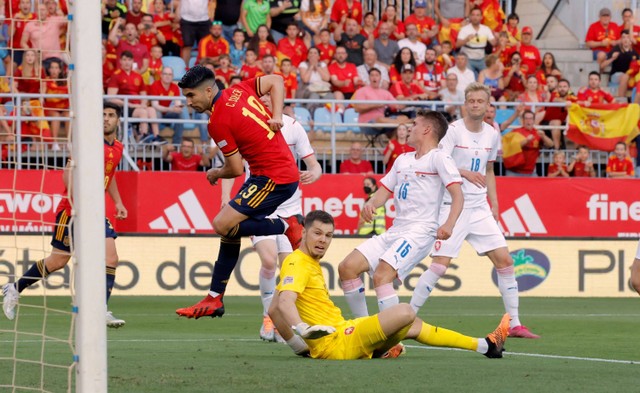 Pemain Timnas Spanyol Carlos Soler mencetak gol ke gawang Timnas Ceko pada pertandingan lanjutan Grup B UEFA Nations League di Stadion La Rosaleda, Malaga, Spanyol. Foto: Jon Nazca/REUTERS