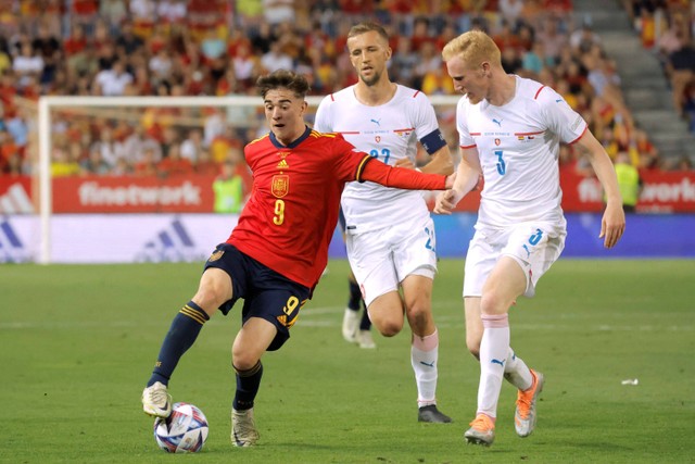 Pemain Timnas Spanyol Gavi berebut bola dengan pemain Timnas Ceko pada pertandingan lanjutan Grup B UEFA Nations League di Stadion La Rosaleda, Malaga, Spanyol. Foto: Jon Nazca/REUTERS