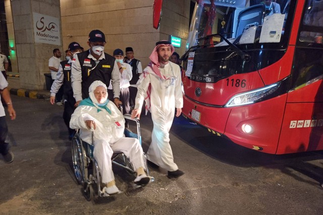 Penyambutan jemaah haji Indonesia dari Madinah tiba di Makkah.
 Foto: Muhammad Iqbal/kumparan