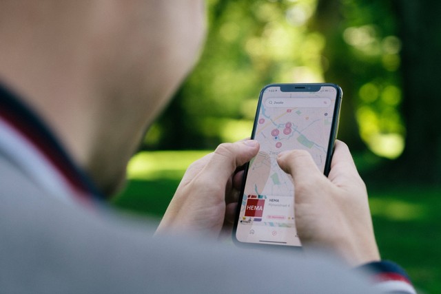 Ilustrasi cara mengukur jarak di Google maps menggunakan smartphone, sumber foto CardMapr.nl on Unsplash