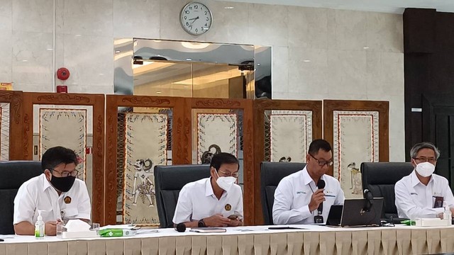 Direktur Jenderal Ketenagalistrikan Rida Mulyana (kedua dari kiri) dan Direktur Utama PT PLN Darmawan Prasodjo (kedua dari kanan) mengumumkan penyesuaian tarif dasar listrik di Kementerian ESDM, Jakarta Pusat, Senin (13/6/2022). Foto: Fariza Rizky Ananda/kumparan