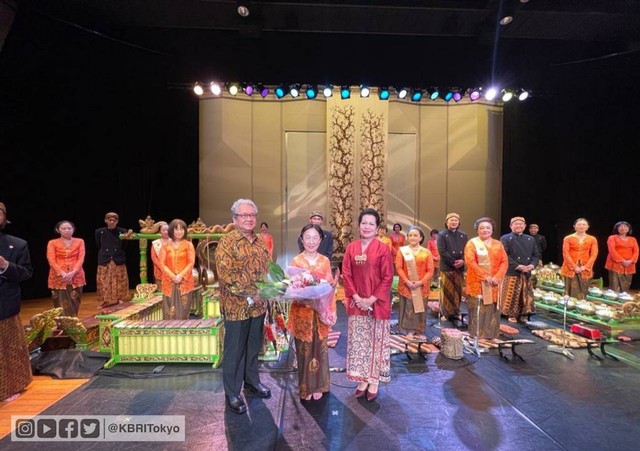 Dubes Heri Akhmadi dan Ibu Nuning Akhmadi bersama Pimpinan Grup Lambang Sari, Kayo Kimura. Dokumentasi KBRI Tokyo.