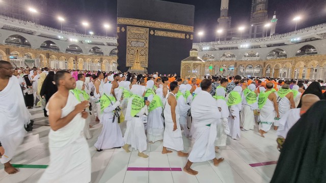 Jemaah haji RI laksanakan Tawaf di Masjidil Haram. Foto: Muhammad Iqbal/kumparan