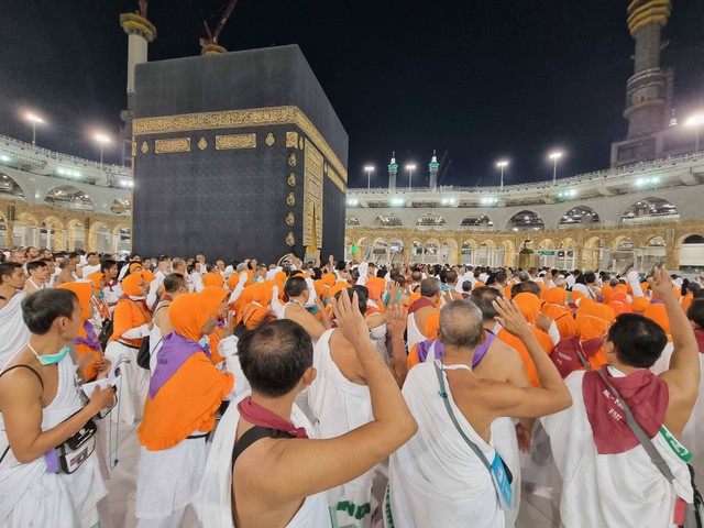 Jemaah haji RI 2022 melaksanakan Tawaf di Masjidil Haram setiba di Makkah. Foto: Muhammad Iqbal/kumparan