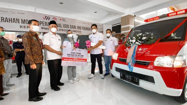 J99 Corp melalui J99 Foundation menyerahkan 1 unit mobil donor darah dari progam Corporate Social Responsibility (CSR) kepada Palang Merah Indonesia (PMI) Kabupaten Probolinggo pada Jumat (10/06/2022). Foto: J99 Foundation