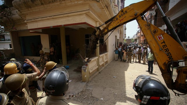 Sebuah buldoser menghancurkan rumah seorang pria Muslim yang dituduh otoritas negara bagian Uttar Pradesh di di India, di Prayagraj, India, Minggu (12/6/2022). Foto: Ritesh Shukla/Reuters