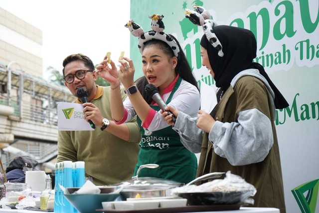 Chef Aiko bersama MC membagikan resep Soto Betawi di tengah pengunjung Sarinah dalam event Kurbanaval pada Minggu sore kemarin (12/06). Dok. Dompet Dhuafa