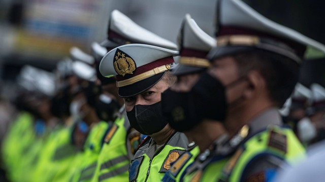 Polisi Lalu Lintas mengikuti apel gelar pasukan Operasi Patuh Jaya 2022 di Polda Metro Jaya, Jakarta, Senin (13/6/2022). Foto: Aprillio Akbar/Antara Foto