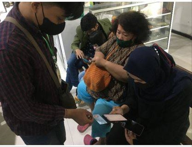 Pendampingan Pengurusan Nomor Induk Berusaha (NIB) di Kecamatan Rungkut, Kota Surabaya. Credit : Kelompok KKNT-MBKM 2022.
