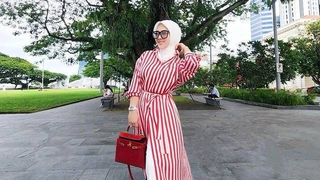Hijab outfit ala Syahrini. Foto: Instagram.com/princessyahrini