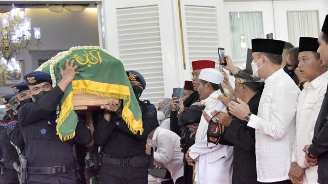 Saat jenazah Eril akan dibawa dari Gedung Pakuan ke tempat pemakaman, Senin (13/6/2022). Foto: Biro Adpim Jabar