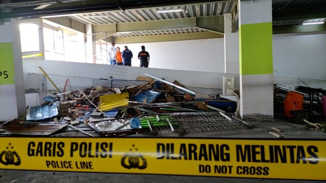 Petugas melakukan olah TKP di parkiran Lippo Plaza Yogyakarta yang merupakan lokasi kericuhan penonton musik Strada di Sevensky Lippo Plaza Yogya, Minggu (12/6) malam. Foto: Arfiansyah Panji Purnandaru/kumparan