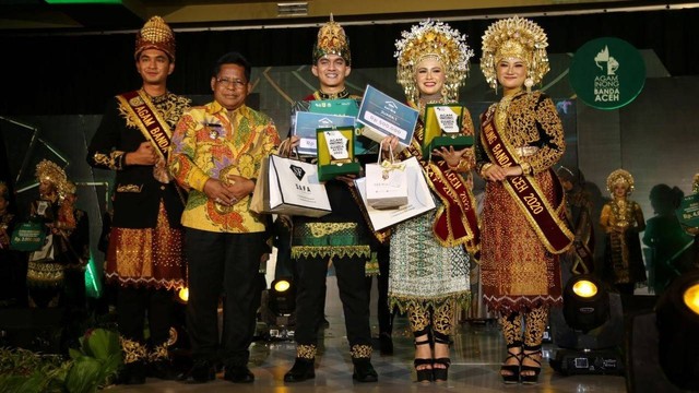 Teuku Dodi Alfayeed dan Niva Adillah dinobatkan sebagai Agam Inong Kota Banda Aceh 2022 atau Duta Wisata. Foto: Dok. Diskominfo Banda Aceh