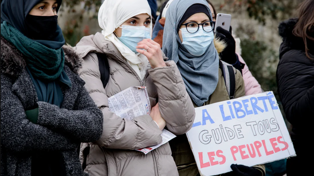 Demonstran berhijab memprotes RUU tentang separatisme di Paris, Prancis, (14/02/2021). Foto: Jacopo Landi—Hans Lucas/Reuters.