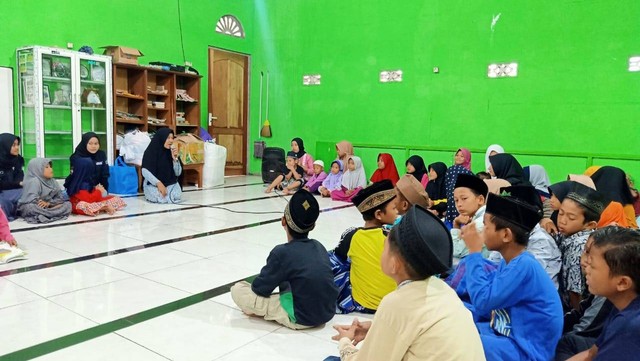 Salah satu dokumentasi kegiatan bakti sosial di Kampung Nelayan, Tambakrejo, Semarang Utara. Source: instagram.com/mengajardesa.jateng