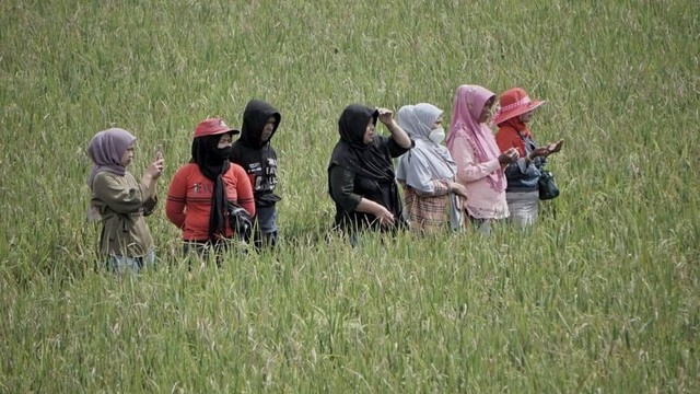 Warga Berbondong-bondong Ke Makam Eril Usai Pemakaman Rampung ...