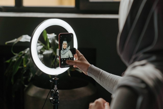 Ilustrasi Cara bikin video pake lagu, sumber foto: (Cottonbro) by Unsplash.com