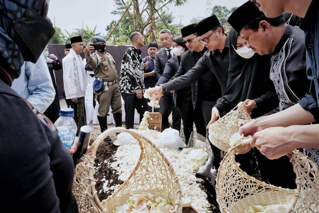 Warga Berbondong-bondong Ke Makam Eril Usai Pemakaman Rampung ...