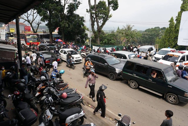 Warga memadati gerbang kawasan yang menjadi lokasi pemakaman Emmeril Kahn Mumtadz di Cimaung, Banjaran, Kabupaten Bandung, Senin (13/6/2022). Foto: Jamal Ramadhan/kumparan