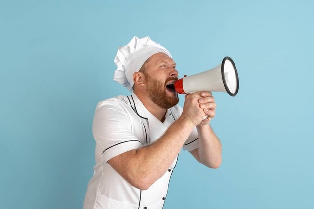Ilustrasi chef dilarang mendengarkan musik di dapur. Foto: Shutter Stock