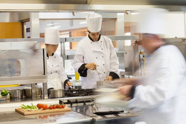 Ilustrasi chef bekerja di dapur profesional. Foto: Shutter Stock