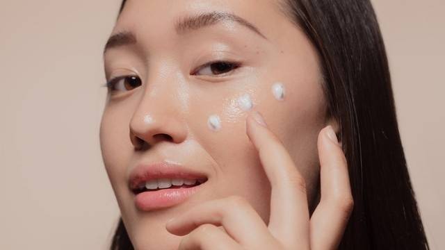Ilustrasi menggunakan body lotion di wajah. Foto: Shutterstock