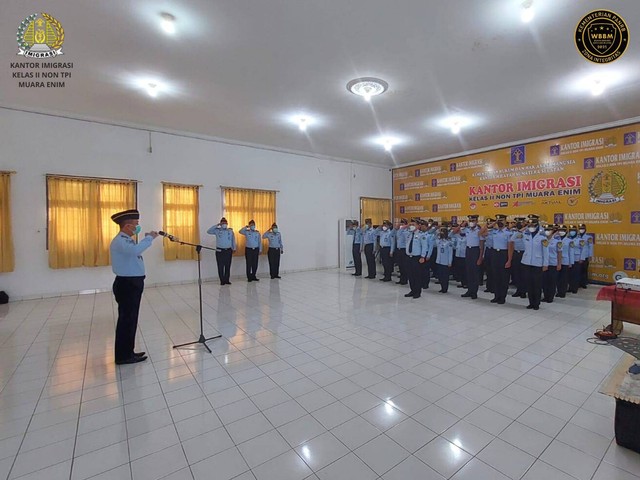 Kepala Kantor Imigrasi Muara Enim Kemenkumham Sumsel dalam apel pagi bersama taruna Poltekim