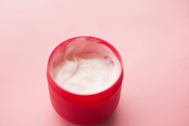 Ilustrasi Moisturizer yang mengandung Hyaluronic Acid. Sumber: iStockphoto