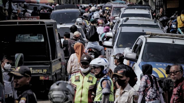 Polisi mengatur lalu lintas di sekitar lokasi pemakaman Emmeril Kahn Mumtadz di Cimaung, Banjaran, Kabupaten Bandung, Senin (13/6/2022). Foto: Jamal Ramadhan/kumparan