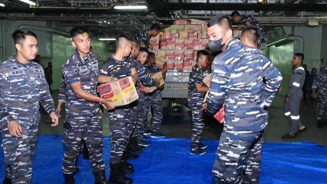 Bantuan TNI AL untuk korban gempa di Mamuju. Foto: Dok. TNI AL