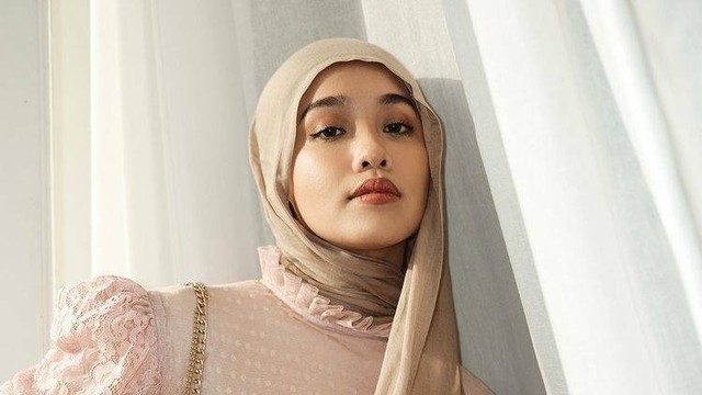 Ilustrasi rekomendasi pilihan warna hijab agar wajah tampak cerah. Foto: Instagram.com/anaoctarina