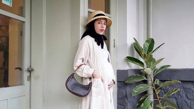 Inspirasi outfit hijab saat hamil. Foto: Instagram.com/emyaghnia