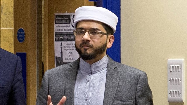 Imam Qari Asim saat ia mengunjungi Masjid Makkah di Leeds, Inggris utara, pada 18 Januari 2016. Foto: Oli Scarff/AFP