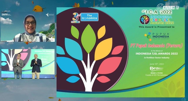 Pupuk Indonesia Grup meraih penghargaan Indonesia CSR Awards 2022 in Fertilizer Sector Industry pada acara Indonesia CSR & TJSL Awards 2022 yang diselenggarakan The Iconomics. Foto: Dok. Pupuk Indonesia 