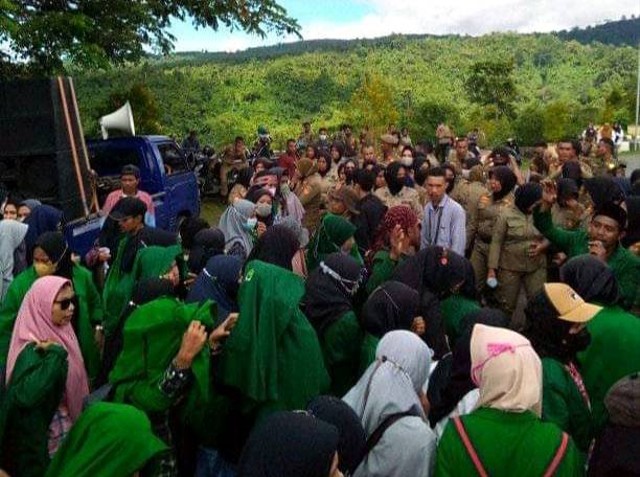 Mahasiswa STAI Babussalam menggelar aksi demonstrasi di depan Kantor Bupati Kepulauan Sula. Foto: Iwan Setiawan Umamit/cermat