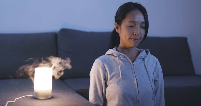 Ilustrasi perempuan meditasi dengan menggunakan aromaterapi dengan essential oil. Foto: Shutter Stock