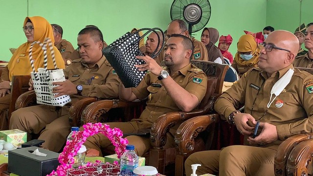 Wakil Gubernur Sumatera Barat Audy Joinaldi (tengah) melihat hasil kerajinan dari Tuna Netra dari di Panti Sosial Bina Netra (PSBN) Tuah Sakato Padang, Senin 13 Juni 2022. Foto: dok Humas