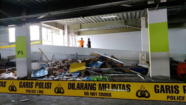 Petugas melakukan olah TKP di parkiran Lippo Plaza Yogyakarta yang merupakan lokasi kericuhan penonton musik Strada di Sevensky Lippo Plaza Yogya, Minggu (12/6) malam. Foto: Arfiansyah Panji Purnandaru/kumparan