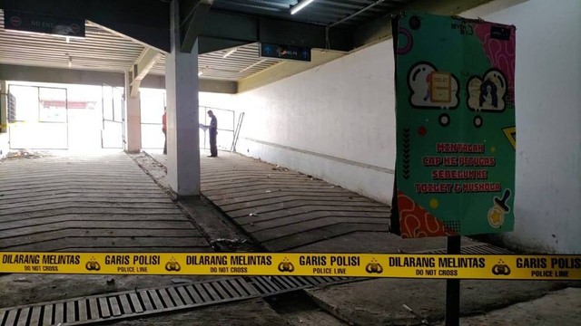 Petugas melakukan olah TKP di parkiran Lippo Plaza Yogyakarta yang merupakan lokasi kericuhan penonton musik Strada di Sevensky Lippo Plaza Yogya, Minggu (12/6) malam. Foto: Arfiansyah Panji Purnandaru/kumparan