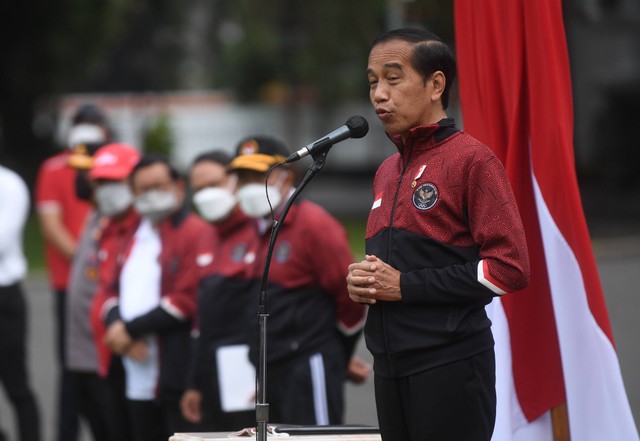 Presiden Joko Widodo memberikan pidato saat upacara penyerahan bonus atlet SEA Games ke-31 Vietnam di Halaman Istana Merdeka, Jakarta, Senin (13/6/2022). Foto: Akbar Nugroho Gumay/ANTARA FOTO