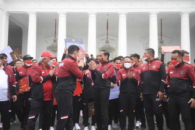 Presiden Joko Widodo (tengah) berjalan bersama atlet dan official saat upacara penyerahan bonus atlet SEA Games ke-31 Vietnam di Halaman Istana Merdeka, Jakarta, Senin (13/6/2022).  Foto: Akbar Nugroho Gumay/ANTARA FOTO
