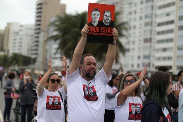 Kerabat istri jurnalis Inggris Dom Phillips memegang poster selama protes menyusul hilangnya Phillips dan pakar adat Bruno Araujo Pereira di Amazon, di pantai Copacabana, Rio de Janeiro, Brasil. Foto: Pilar Olivares/REUTERS