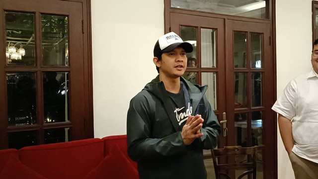 Iko Uwais dalam Konferensi Pers terkait dugaan penganiayaan yang menjeratnya di Rumah Umara, jalan Wijaya, Jakarta Selatan, Selasa (14/6).  Foto: Giovanni/kumparan