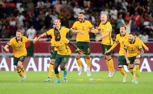 Selebrasi pemain Timnas Australia usai mengalahkan Peru pada pertandingan Kualifikasi Piala Dunia 2022 Qatar di Stadion Al Rayyan, Al Rayyan, Qatar. Foto: Mohammed Dabbous/REUTERS